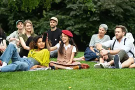 ivie Werbespot, Menschen auf einer Wiese sitzend