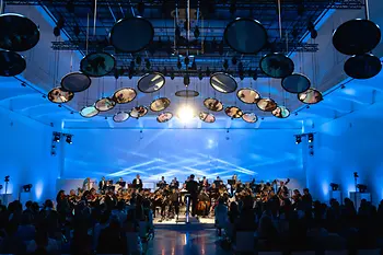 Waltz into Space Konzert im Museum für angewandte Kunst - Bild von Konzertsaal und Orchester